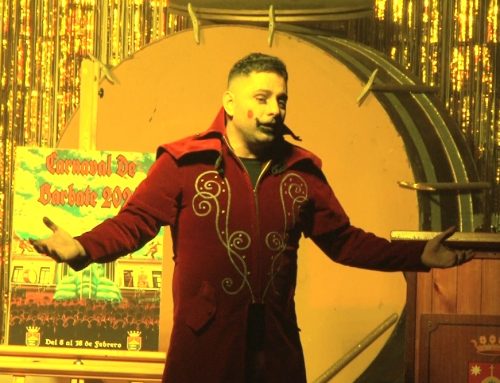Barbate disfruta de su pregón del Carnaval 2024 con su vecino Koki.